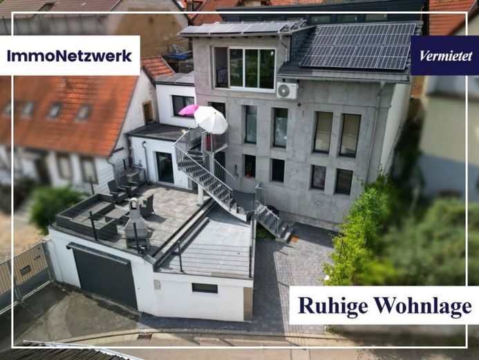 Effizient modernisiertes Zweifamilienhaus mit PV‑Batteriespeicher, Wärmepumpe und schöner Aussicht – Foto 1