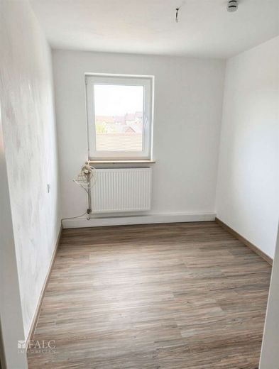 Provisionsfrei!!! Renovierte 6-Zimmer-Maisonettewohnung in einem Dreifamilienhaus zu vermieten! – Büro