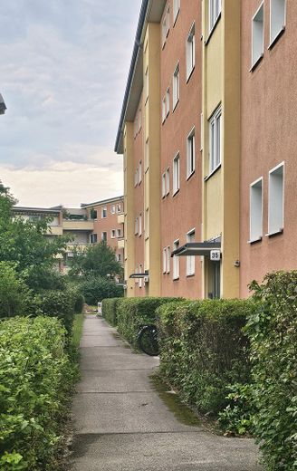 Von Privat! Perfekt vermietete Wohnung, 2ZKB, gr. Balkon mit herrlichem Weitblick – Foto 3