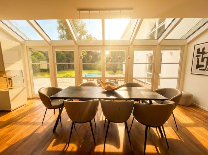 Villa de ensueño modernizada en ubicación privilegiada – Essbereich mit Ausblick