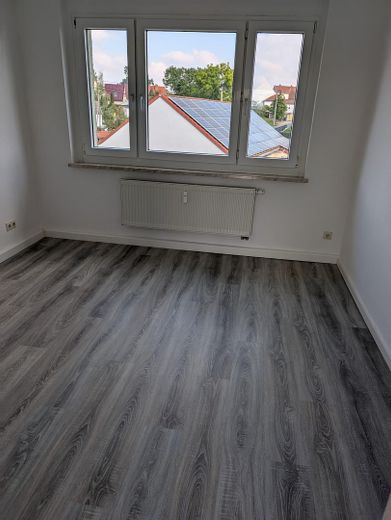 Frisch renoviert: 4 Zimmer, Balkon, EBK und Stellplatz – großes Zimmer (original)