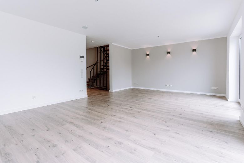 Hochwertige DHH mit Südgarten, PV, Wohnraumlüftung, 2 Wallboxen & ausgebautem Dachgeschoss – Wohnzimmer Flurblick