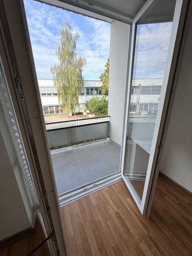 Bureau lumineux et accueillant d’env. 22 m² de surface utile, disponible immédiatement – Zugang Balkon