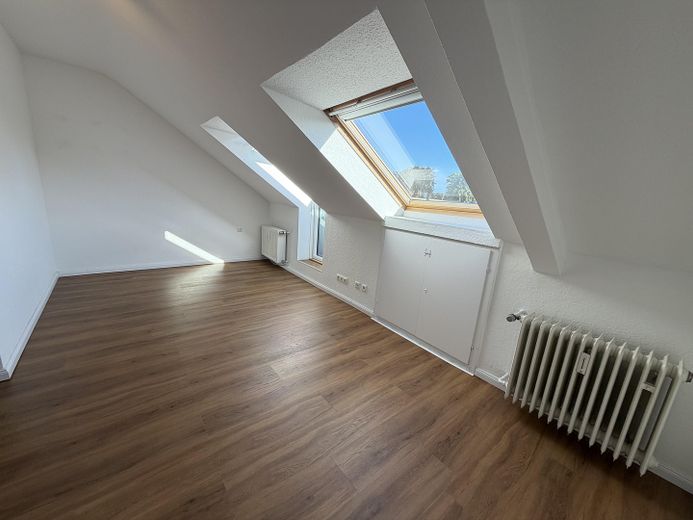 Tadilat sonrası | 2 odalı | yeni ankastre mutfak | asansör | çatı balkonları – Schlafzimmer (hinten)
