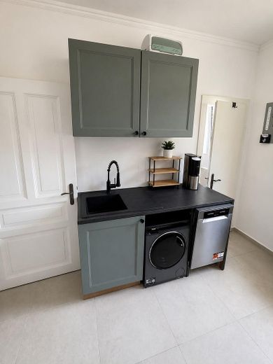 Hochwertig sanierte 3-Zimmer-Altbauwohnung mit EBK und Balkon in Bestlage des Johannesviertels – Küche (ohne Geräte)