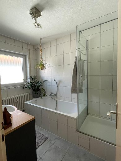 Modernes Zuhause mit Parkblick – 4-Zimmer-Wohnung mit großem Süd-Balkon & Garage – Badezimmer