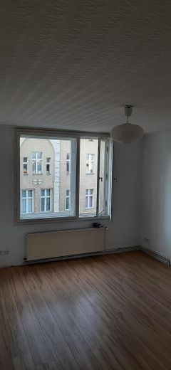 Provisionsfrei: Eigentumswohnung 2-Zimmer 5. Etage mit Balkon und Blick auf den Rathausturm Spandau – Wohnzimmer