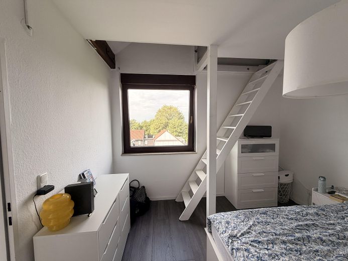 Appartement en duplex avec cheminée et terrasse sur le toit │ Votre nouvel appartement au-dessus des toits de Leverkusen – Schlafzimmer