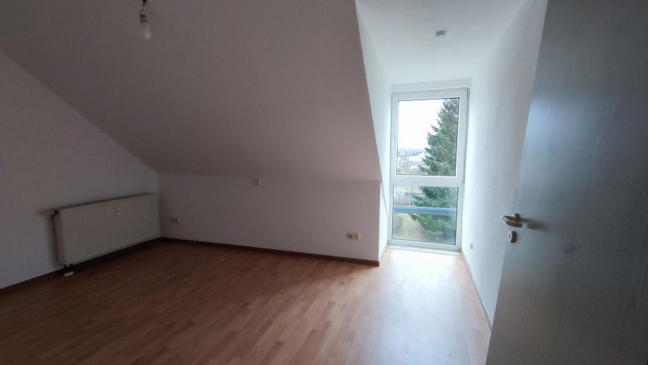 Drei Zimmer DG Wohnung mit Balkon zentral gelegen in Schwandorf – Schlafzimmer