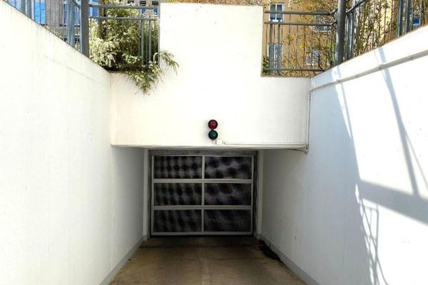 Tiefgaragenstellplatz im Zentrum zu vermieten / Rochlitzer Straße 31-45