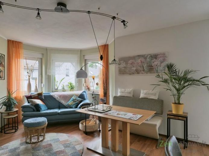 (EF0910_M) Zwickau: Wilkau-Haßlau, neu möbliertes 2-Zimmer-Apartment mit Balkon, sep. Eingang, WLAN und PKW-Stellplatz – फोटो 1