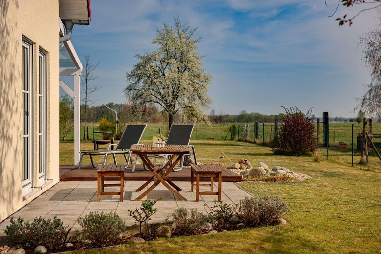 *senza provvigione* Casa familiare con impianto fotovoltaico, accumulo, camino e ampio giardino – Ost Terrasse Sommer