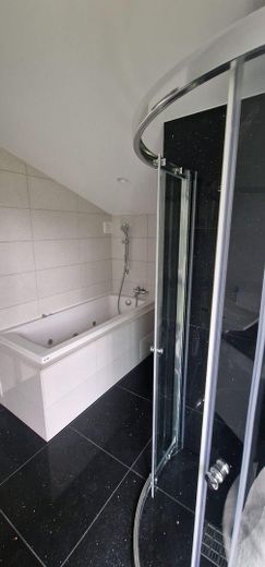 Badezimmer un Dusche DG