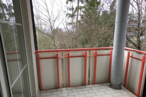 Balkon/loca ve otopark yeri bulunan, sakin bir şehir konumunda — şehir merkezine sadece kısa mesafede! — yeni yenilenmiş 3 odalı çatı katı dairesi