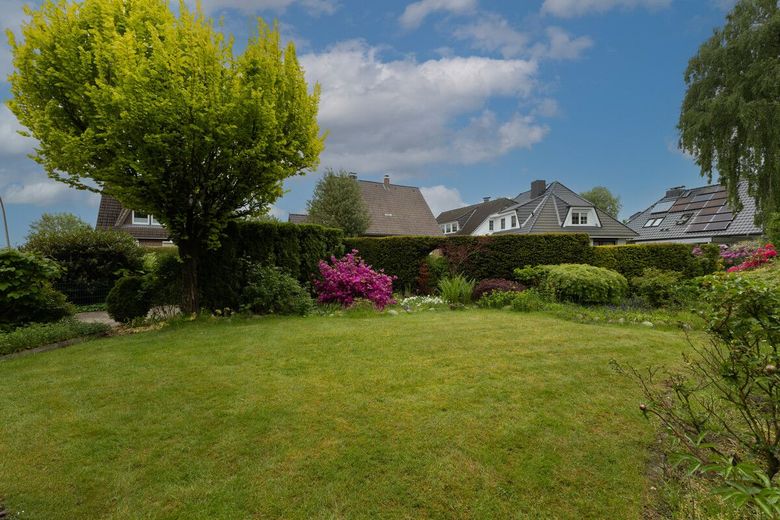 Familientraum in Bönningstedt: Solides EFH mit Wintergarten &amp; Doppelgarage – Garten