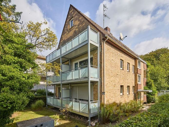 Klein, gemütlich, mit Potenzial - Dachgeschosswohnung mit großem Balkon und Garage in Iserbrook – Foto 1