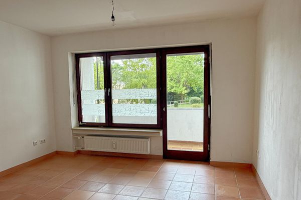 Bezugsfrei & provisionsfrei: Großzügige 2-Zimmer-Wohnung mit Südwest-Loggia und Stellplatz