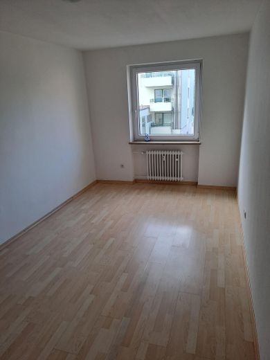 Zentrumsnahe, teilsanierte, renovierte 2-Zimmer-Wohnung mit Balkon, Duplexgarage in Berg am Laim – schlafzimmer