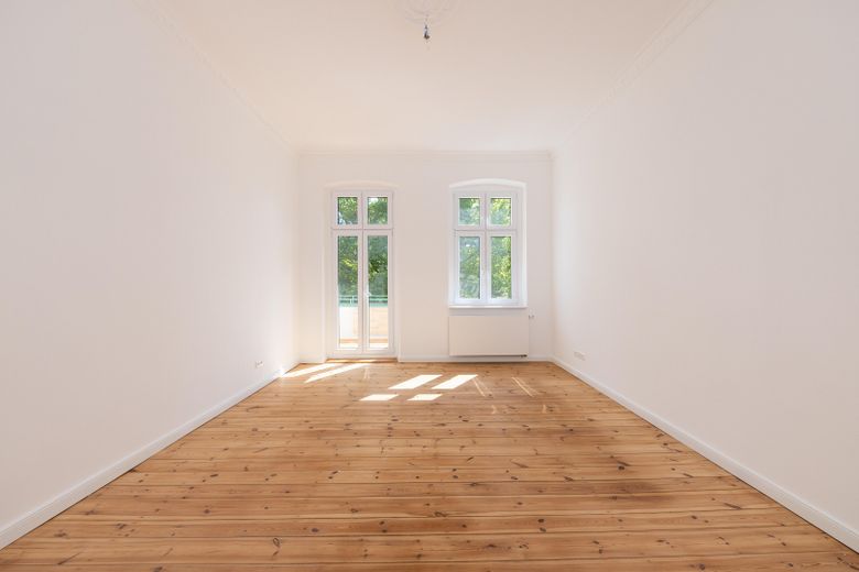 Wohnzimmer mit Balkon