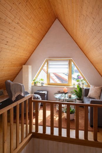 Galerie mit Giebelfenster