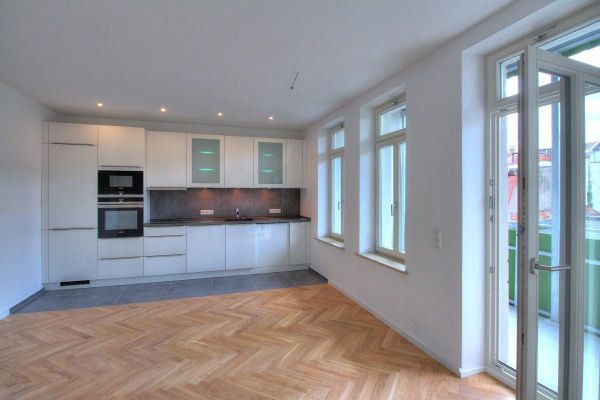 Appartamento di 3 locali appena ristrutturato con cucina componibile di lusso e ampio balcone