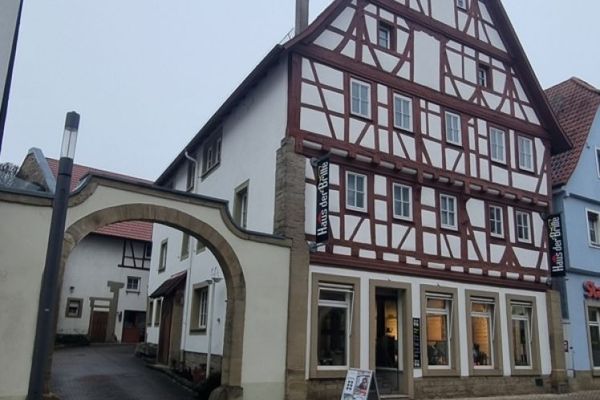 Joyau à colombages, rénové, loué, avec potentiel d’aménagement dans les combles et le bâtiment annexe.