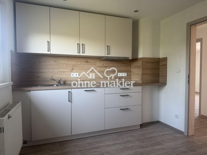 3-Zimmer-Wohnung mit neuer Einbauküche, Südbalkon & Stellplatz – Foto 1