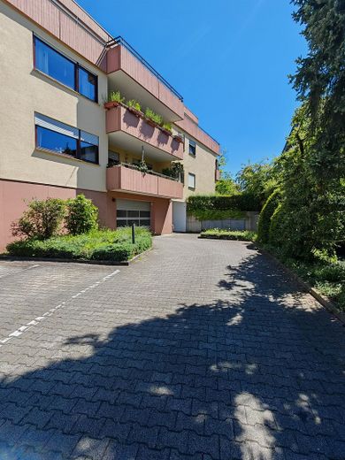 bezugsfreie und helle 3-Zi. Penthouse Wohnung in Schelmenholz – Einfahrt Garage