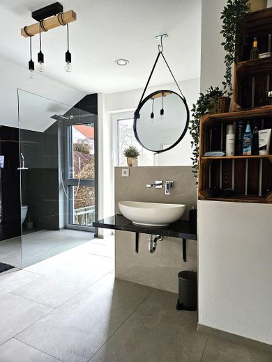 L’architettura incontra la natura – casa in muratura con privacy e un’esperienza abitativa straordinaria – Hauptbad mit XXL-Dusche (DG)
