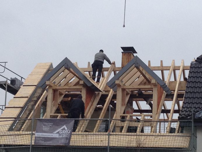 Edificio residencial y comercial en una ubicación céntrica de Lohmar – Errichtung neues Dach