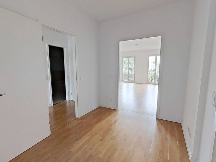 Elegantes Wohnen in Düsseldorf: Großzügige 3-Zimmer-Wohnung mit Balkon, Concierge-Service uvm. – Ansicht I: Flur