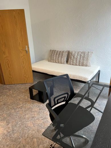 Vollmöblierte 1-Zimmer-Wohnung in ruhiger Umgebung – Wohn-/Schlafbereich