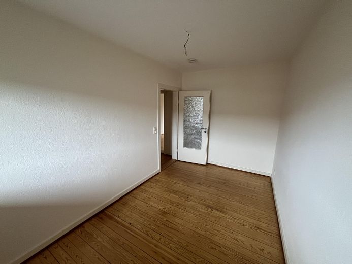 Appartement lumineux de 4 pièces avec balcon et cuisine équipée à louer immédiatement. – 1. Zimmer 