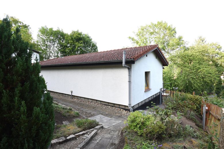 Mały dom jednorodzinny w stylu bungalow – Seitenansicht SüdWest