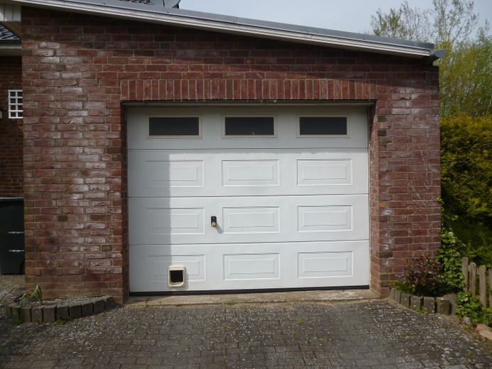 Garage mit elektr. Rolltor