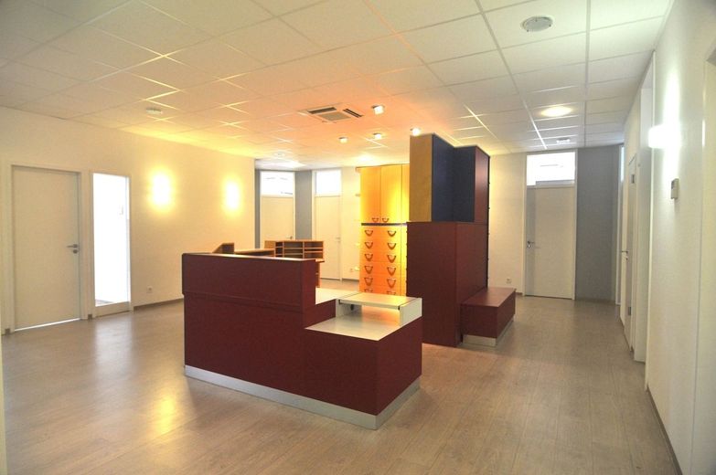 Praxis- oder Bürofläche mit Penthouse-Feeling im modernen Ärztehaus – Empfangsbereich
