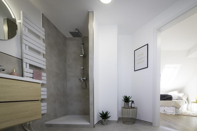 *Provisionsfrei**Neuwertig**Balkon**Klimaanlage**Dachgeschosswohnung 2. Obergeschoss Niederwerrn* – Regendusche