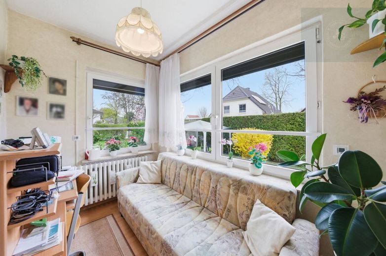 Charmantes Einfamilienhaus und Gartenhaus auf großem Grundstück – Loggia