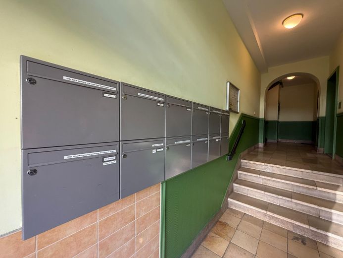 Frisch sanierte, bezugsfreie 3-Zimmer-Wohnung mit Eichenparkett in ruhiger Lage Prenzlauer Berg – Hausflur