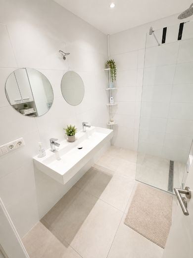Top renovierte 83 m² Kapitalanlage – über 6 % Mietrendite, Studenten-WG – Das Waschbecken im Bad