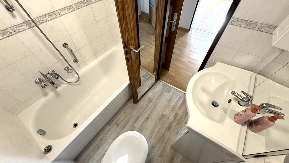 Fachwerk trifft Sandstein: Ein Haus mit Charakter und großzügigem Raumangebot – 1.OG Bad