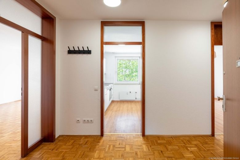 Bezugsfreie 2-Zimmer-Eigentumswohnung mit Sonnenloggia, Aufzug &amp; Tiefgarage – Wohnungseingang