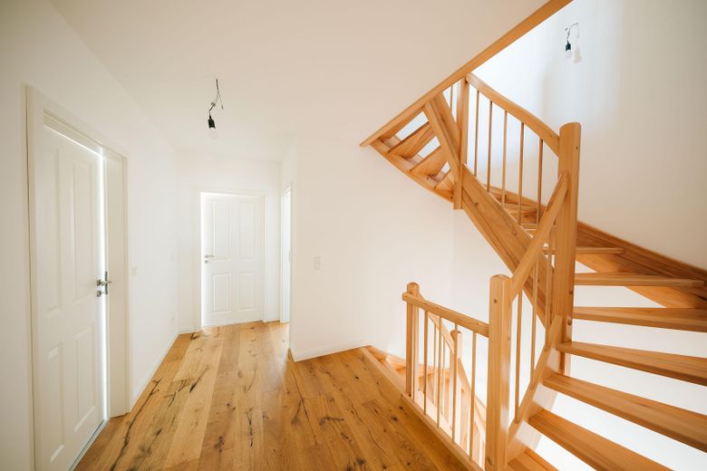 Sofort Bezugsfertig! Modernes Reihenendhaus mit Top-Ausstattung in Gallen – Treppenaufgang Obergeschoss