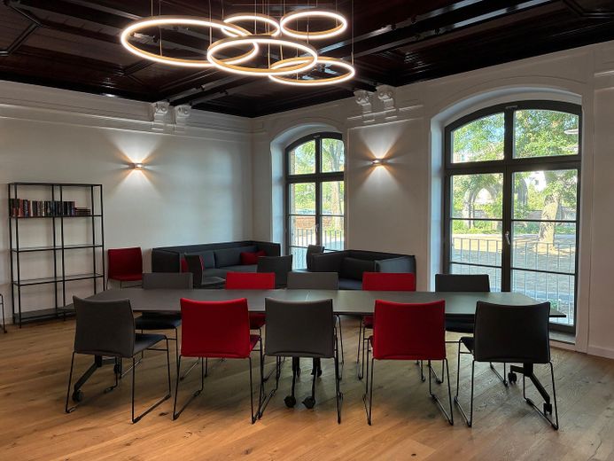 Praxis- oder Gewerbeimmobilie 93,2m² in Buckau – frisch-sanierter Erstbezug – Festsaal