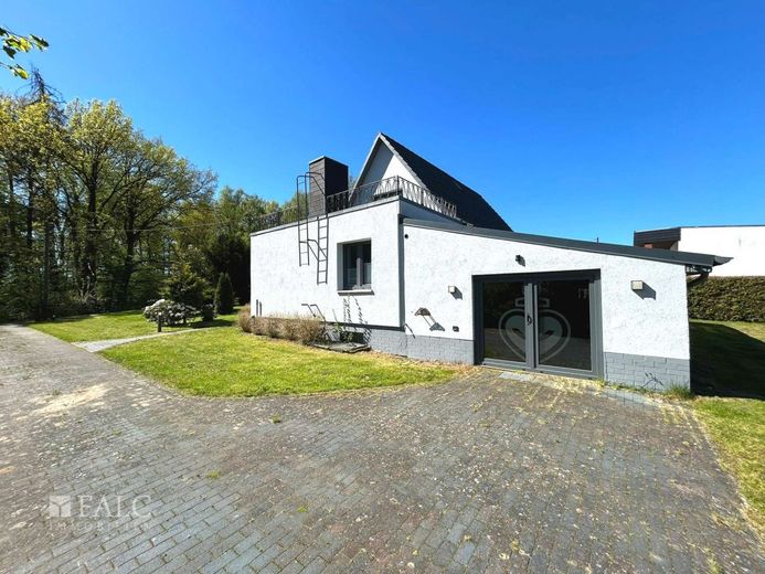***Ihr neues Zuhause im Grünen auf über 2.300 m² Grundstück*** – Seitenansicht