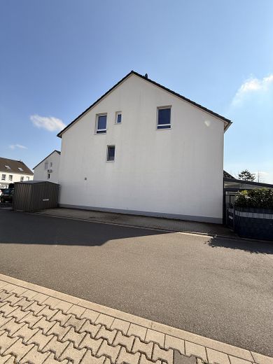 Stellplätze seitlich am Haus