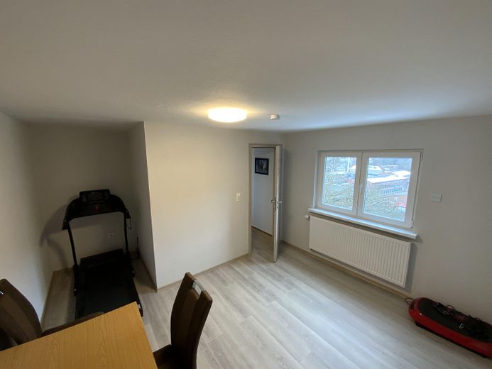 Einziehen, loskochen & wohlfühlen: Modernisiertes XL-Haus mit Traumküche, Komfort-Garage & Garten – 1. Zimmer 02