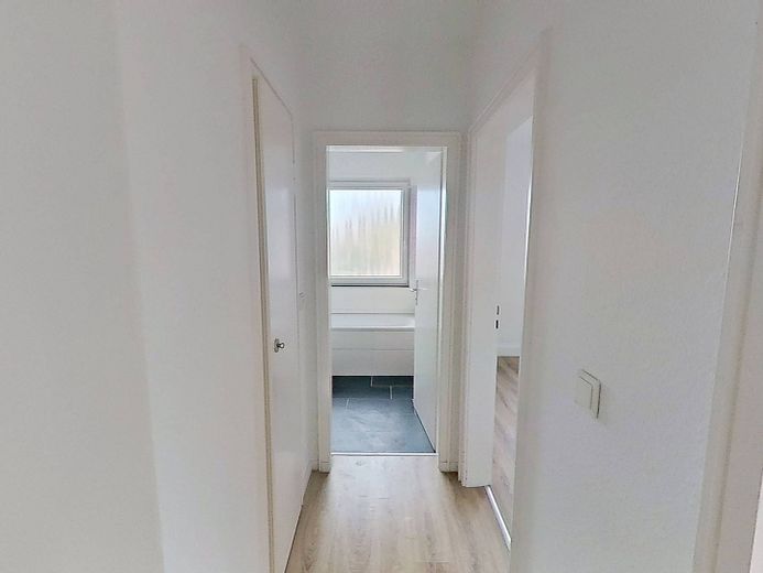 Luminoso appartamento di 3 locali con bagno con vasca e BALCONE – Ansicht II: Flur