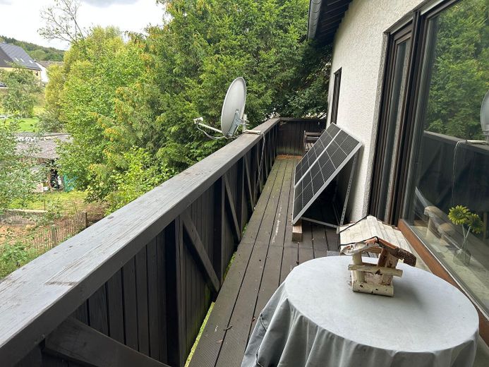 Casa unifamiliare ben tenuta con grande potenziale e terreno edificabile aggiuntivo a 54570 Neroth – Balkon