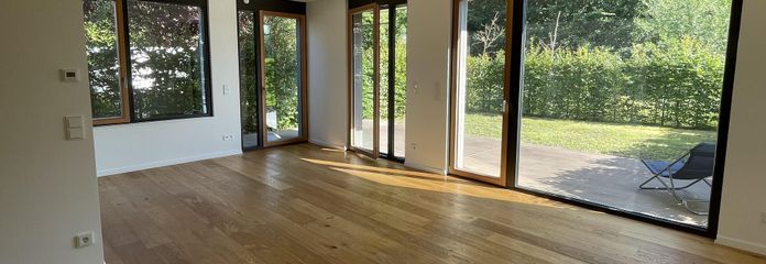 Tolle 2-Zi-Wohnung (A+) mit Top-Ausstattung, EBK, Terasse & Garten – Wohnzimmer Blick in Garten